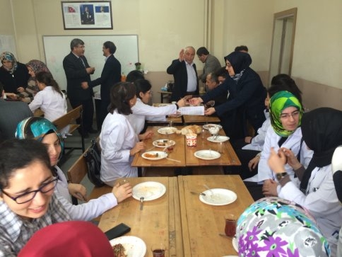 İnönü Ortaokulundan Sürpriz Öğretmenler Günü Kutlaması