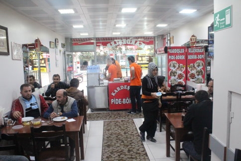 Tamamen Doğal Kardeşler Pide Salonu Hizmetinizde