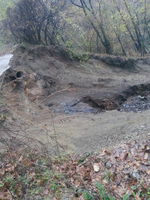 Su Hattının Patlaması Sonucu Heyelan Meydan Geldi