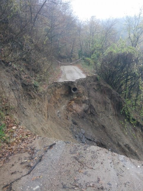 Su Hattının Patlaması Sonucu Heyelan Meydan Geldi