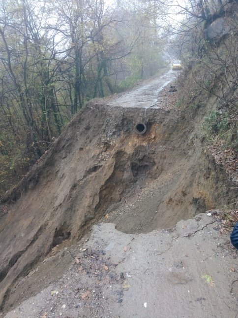Su Hattının Patlaması Sonucu Heyelan Meydan Geldi