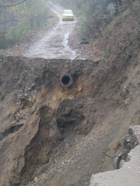 Su Hattının Patlaması Sonucu Heyelan Meydan Geldi