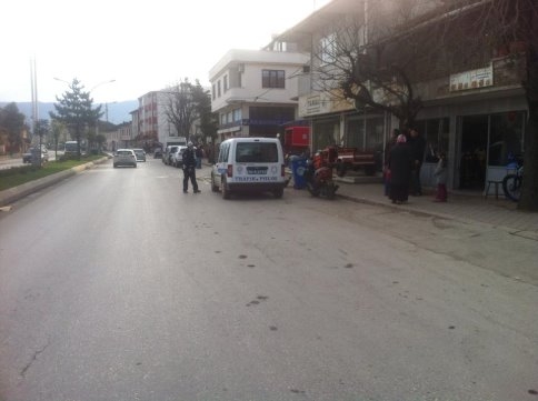 Az Daha Kamyonun Altında Kalıyordu