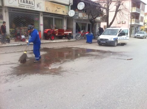 Az Daha Kamyonun Altında Kalıyordu