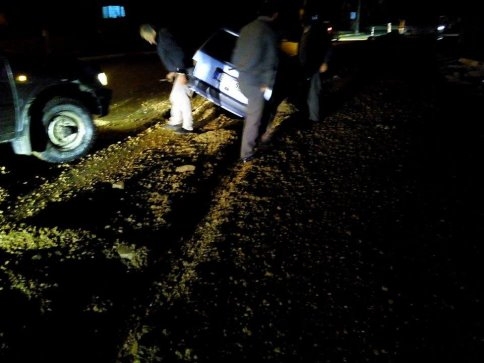 Otomobil Kanalizasyon Çukuruna Düştü