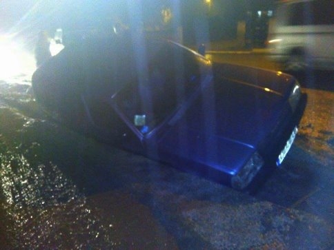 Otomobil Kanalizasyon Çukuruna Düştü