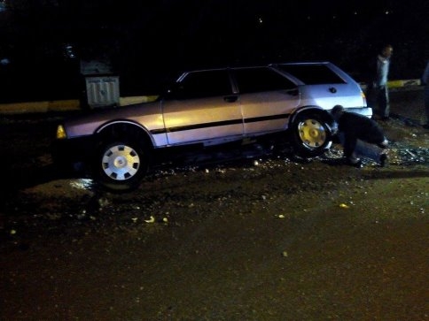 Otomobil Kanalizasyon Çukuruna Düştü