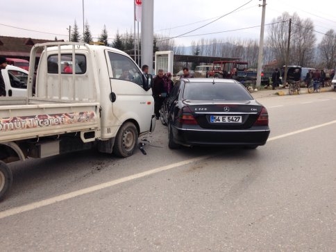 Akyazı Pazar Yeri Önünde Trafik Kazası
