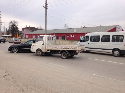 Akyazı Pazar Yeri Önünde Trafik Kazası