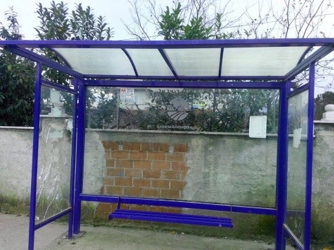 Otobüs Durağının Camlarını Kırdılar