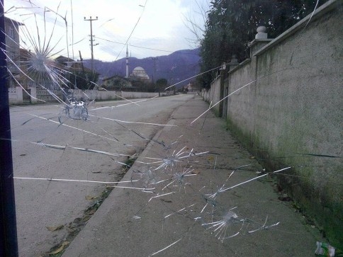 Otobüs Durağının Camlarını Kırdılar