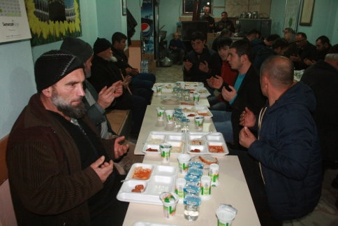 Taşburun Sosyal Yardımlaşma Derneğinden anlamlı Yemek 