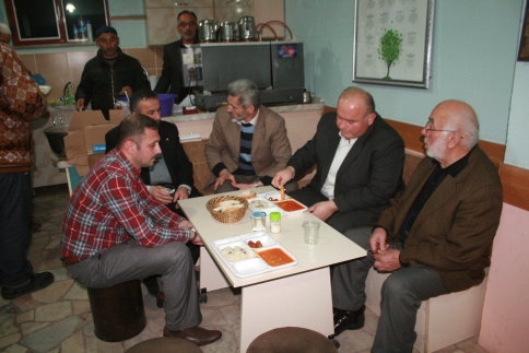 Taşburun Sosyal Yardımlaşma Derneğinden anlamlı Yemek 