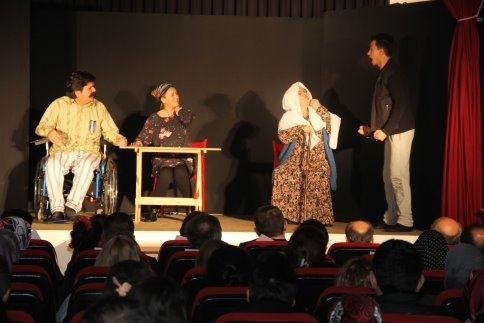 Çetin Ceviz Tiyatro Oyunu Tüm Seansları Akyazı'da Yoğun İlgi İle Karşılandı