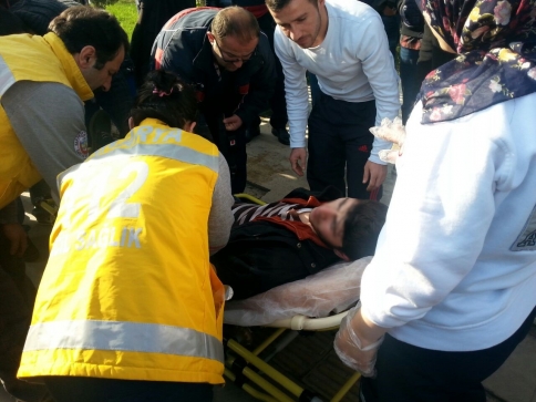 Yolda Yürürken yere yıldı