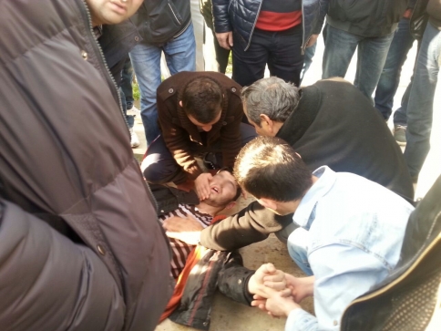 Yolda Yürürken yere yıldı