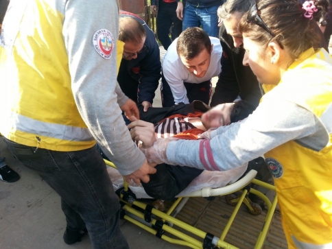 Yolda Yürürken yere yıldı