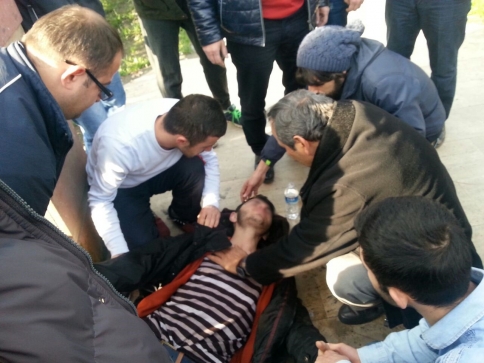 Yolda Yürürken yere yıldı