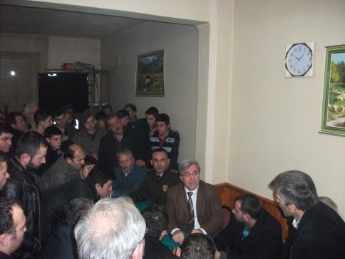 Başkan Akcan Eylemcilerle Görüştü