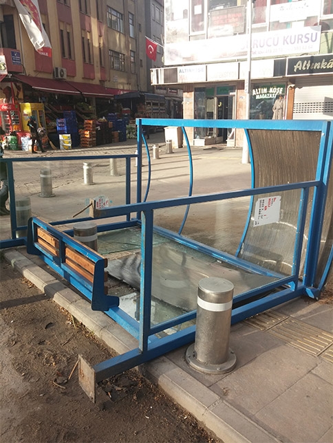 Durak Şiddetli Rüzgara Dayanamadı