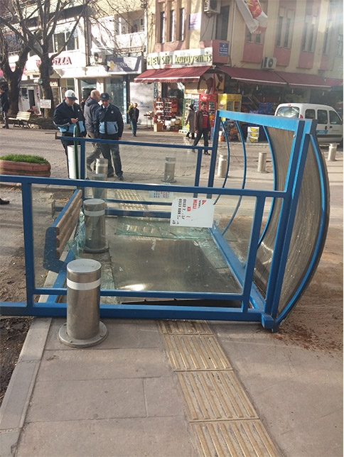 Durak Şiddetli Rüzgara Dayanamadı