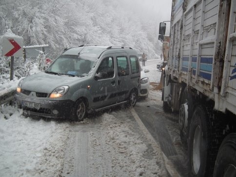 Zincirleme Kazada 5 Araç Birbirine Girdi