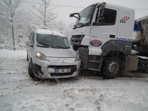 Zincirleme Kazada 5 Araç Birbirine Girdi