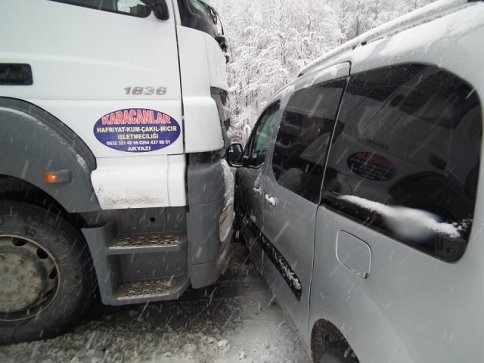 Zincirleme Kazada 5 Araç Birbirine Girdi