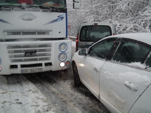 Zincirleme Kazada 5 Araç Birbirine Girdi