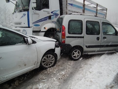 Zincirleme Kazada 5 Araç Birbirine Girdi