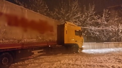 Tır Caddeyi Trafiğe Kapattı