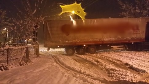 Tır Caddeyi Trafiğe Kapattı