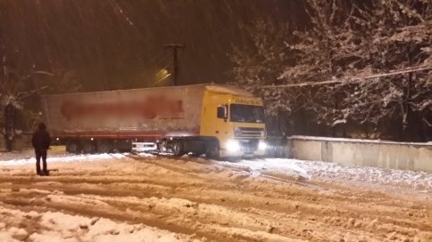 Tır Caddeyi Trafiğe Kapattı