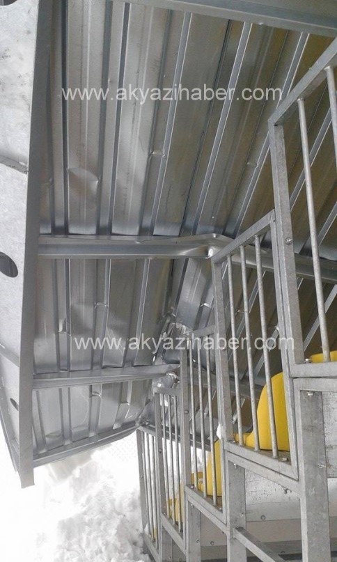 KUZULUK STADI İLK KAR'DA YIKILDI