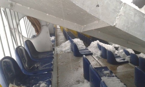 KUZULUK STADI İLK KAR'DA YIKILDI