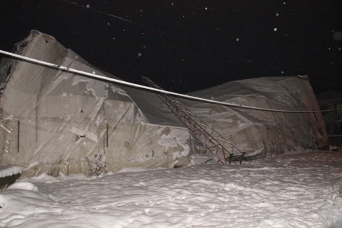 Halı Sahanın Çatısı Kara Dayanamadı