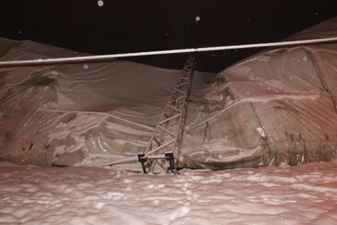 Halı Sahanın Çatısı Kara Dayanamadı