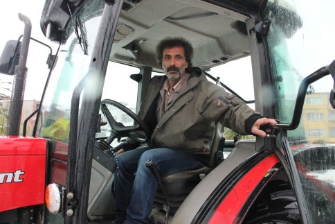 Muhtar Gönüllü Kar Temizleme Yapıyor