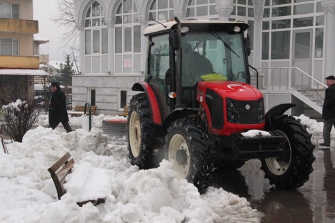 Muhtar Gönüllü Kar Temizleme Yapıyor