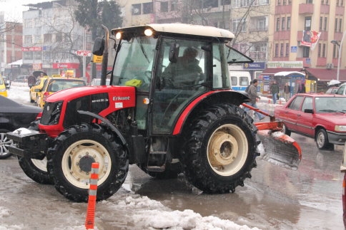 Muhtar Gönüllü Kar Temizleme Yapıyor