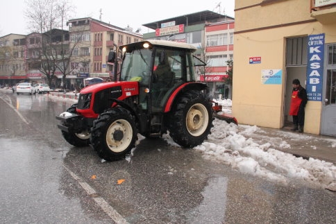Muhtar Gönüllü Kar Temizleme Yapıyor