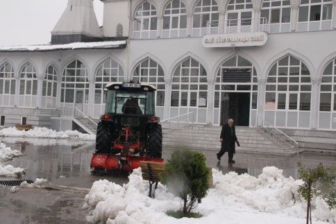 Muhtar Gönüllü Kar Temizleme Yapıyor