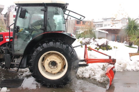 Muhtar Gönüllü Kar Temizleme Yapıyor