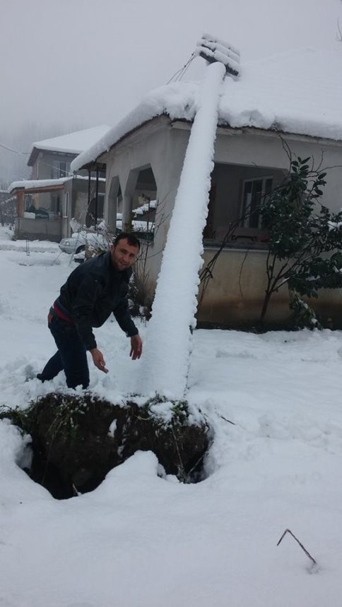 Beton Direk Evinin Üzerine Devrildi