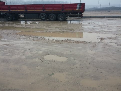 Akyazı Hastane Dolmuş Durağı Önü Mayın Tarlasına Döndü