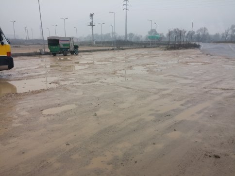 Akyazı Hastane Dolmuş Durağı Önü Mayın Tarlasına Döndü