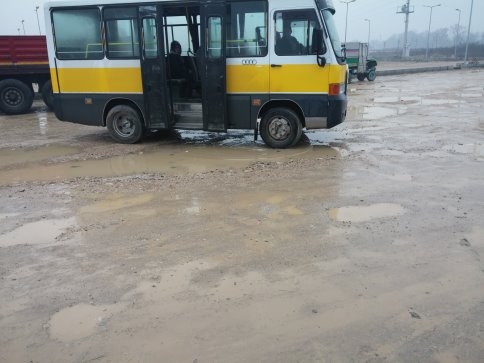 Akyazı Hastane Dolmuş Durağı Önü Mayın Tarlasına Döndü