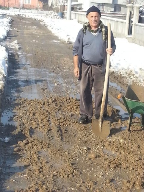 Çukurları Kendi İmkanlarıyla Kapatıyor