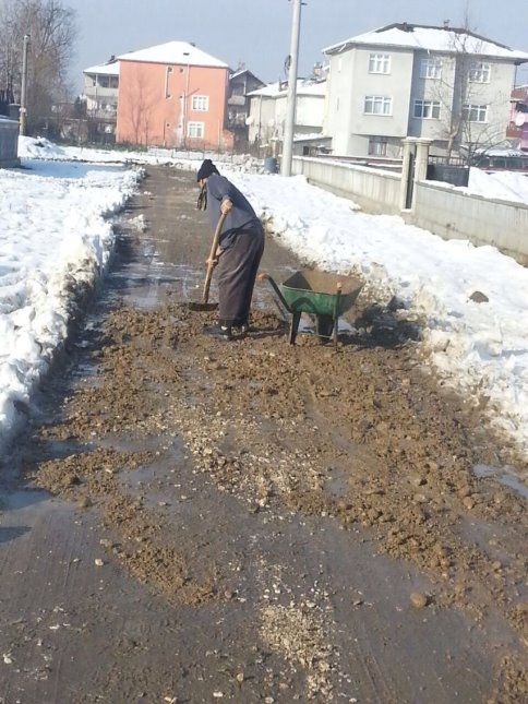 Çukurları Kendi İmkanlarıyla Kapatıyor