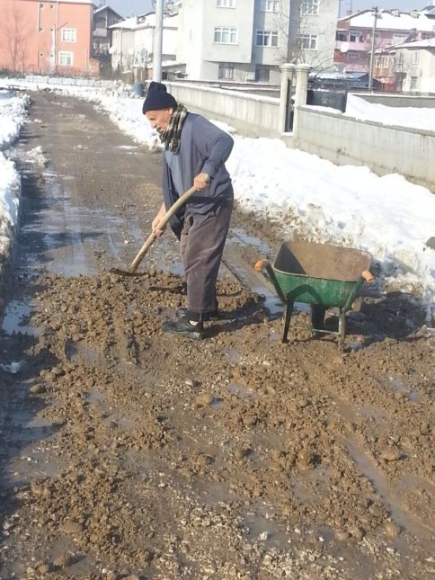 Çukurları Kendi İmkanlarıyla Kapatıyor